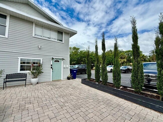 Building Photo - 2575 S Himes Ave