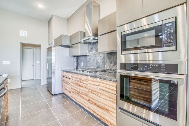 Building Photo - Beautiful East side House 4 bed-2.5 baths, part of The Overlook Casa Club that includes Swimming ...