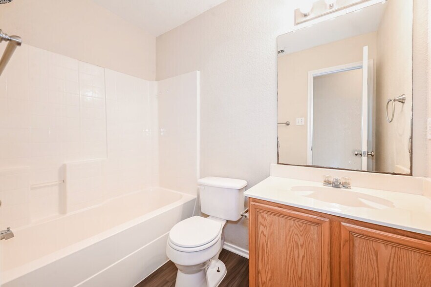 Building Photo - 1011 Caliente Dr