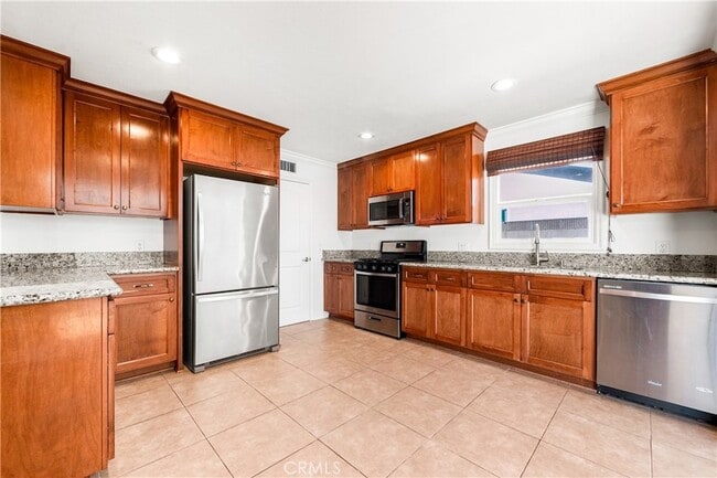 Building Photo - 5892 Meadowlark Dr