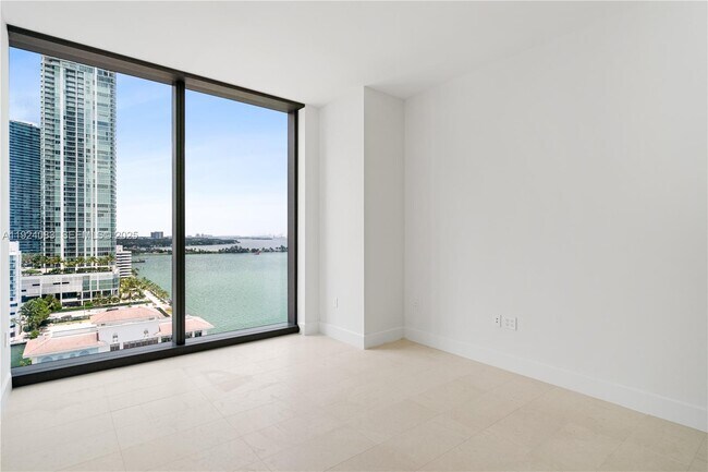 Building Photo - 700 NE 26th Terrace