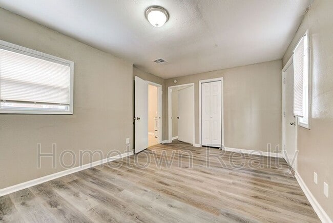 Building Photo - 2105 N Lottie Ave