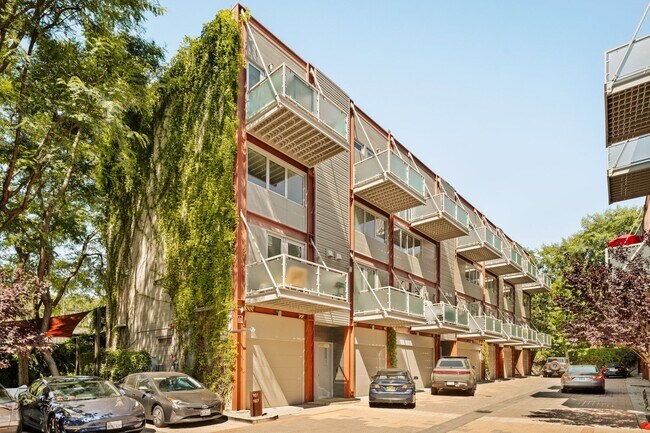 Building Photo - 3450 Cahuenga Blvd W