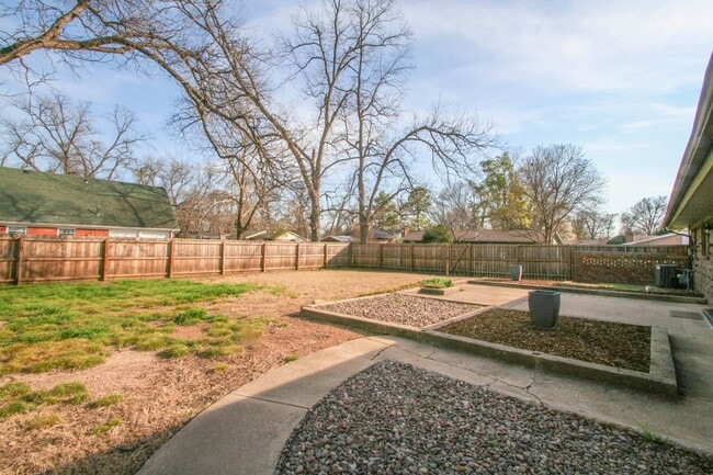 Building Photo - 2 Bed | 2 Bath in South Tulsa!