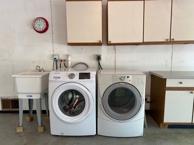 Building Photo - East AVL - Mid Century Modern Beauty in Botany Woods!