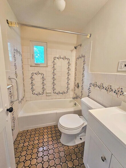 Building Photo - 738 E Railroad Ave