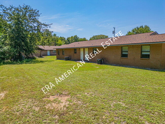 Building Photo - 108 Twin Trees Dr