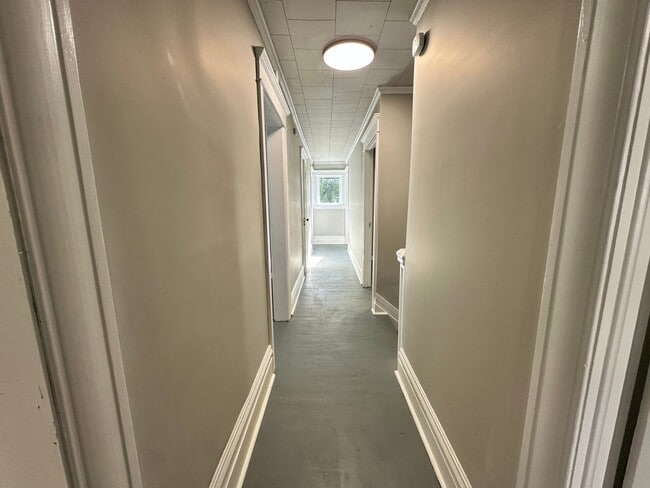 Building Photo - Five Bedroom House Available in Battle Creek