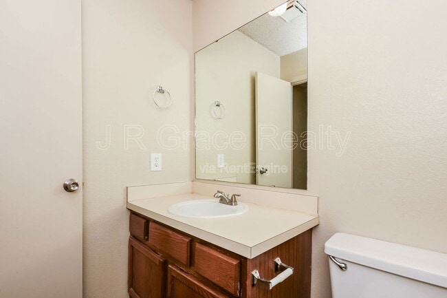 Building Photo - 5841 Shadydell Dr