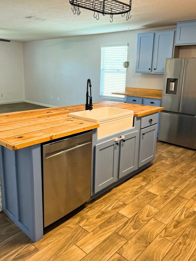 Building Photo - Stylish 4-Bedroom Home with Fenced Yard – Prime Location!