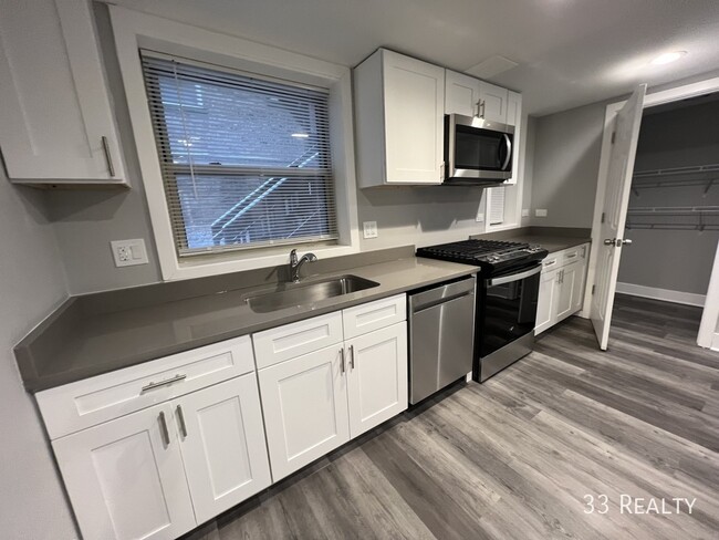 Building Photo - GROUND LEVEL 3 Bed 2.5 Bath / Oak Park / L...