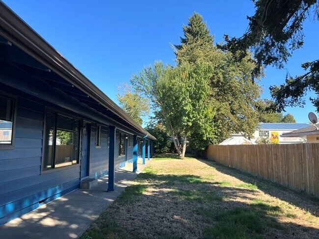 Building Photo - 2Bd/1Ba Single Story Apartment Unit - Move...