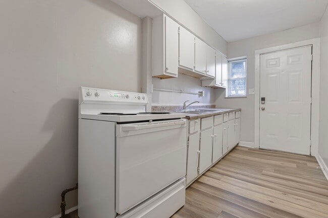 Building Photo - 987 Lilley Ave