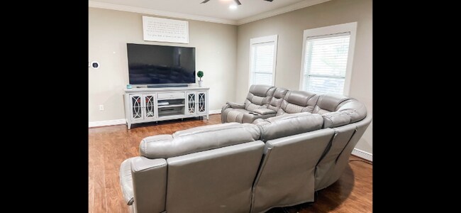 Building Photo - 2410 Salamanca St