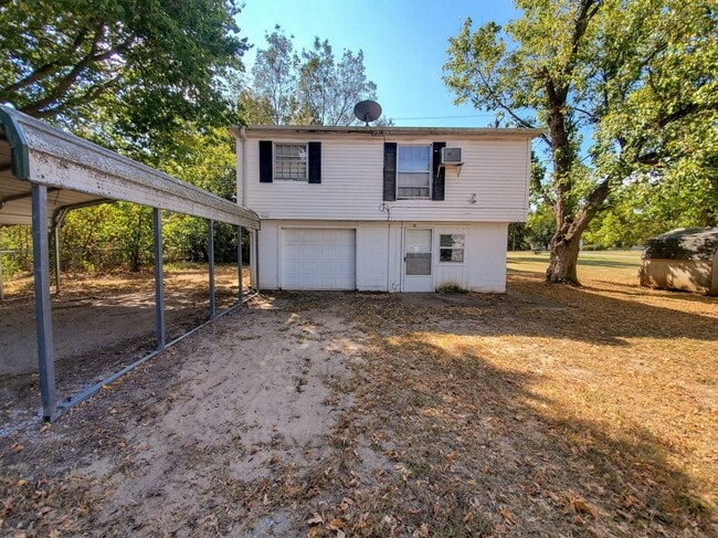 Building Photo - 2 Bedroom Apartment style home in Tecumseh