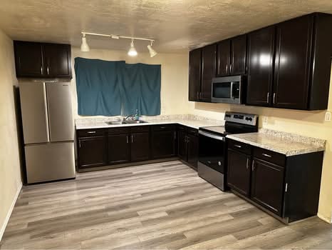 Building Photo - 111 E 7th St