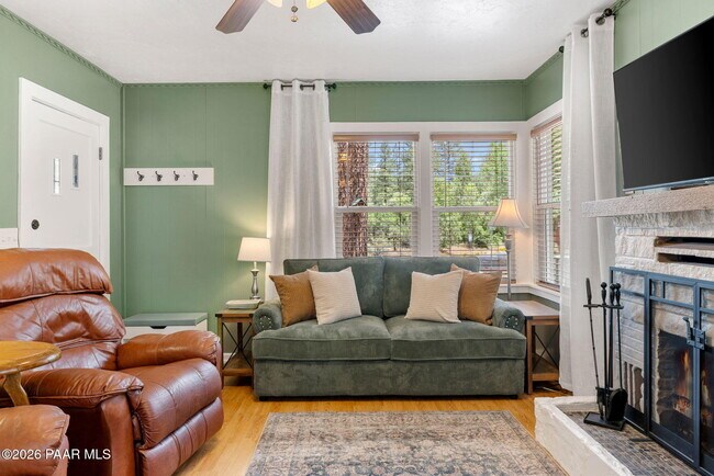 Building Photo - 805 Canyon Dr