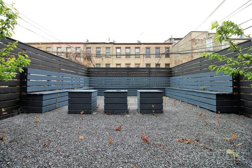 Building Photo - Gates Ave