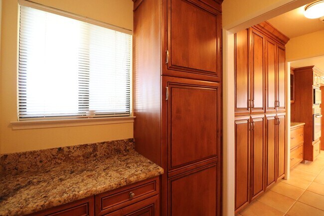 Building Photo - Beautiful Executive Home on the Golf Course
