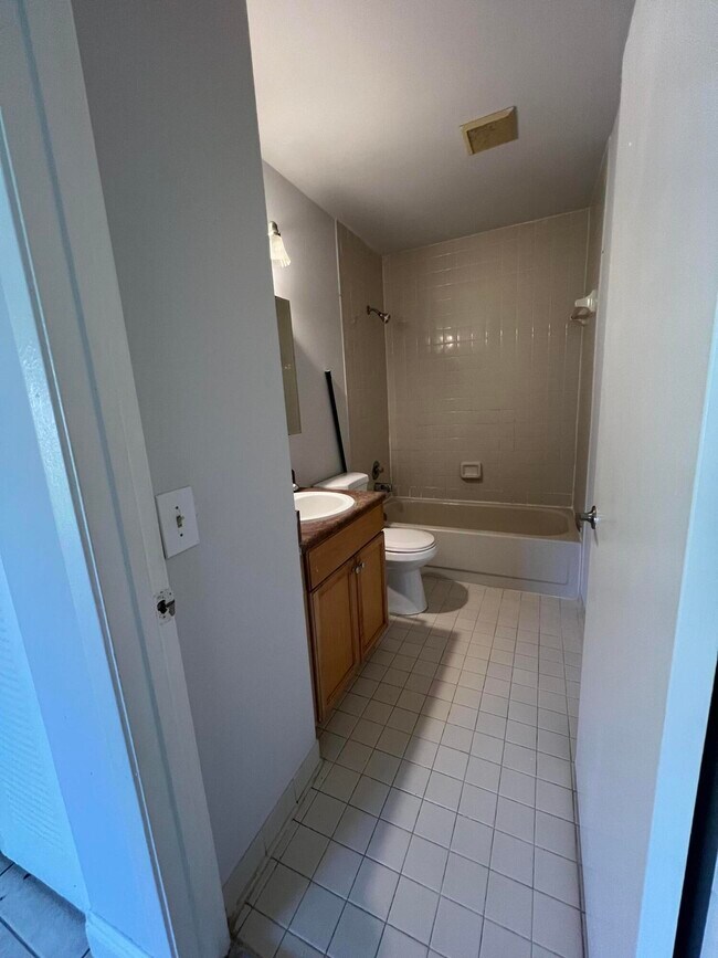 Building Photo - 814 Meadows Cir