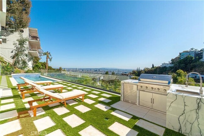 Building Photo - 8566 Hollywood Blvd