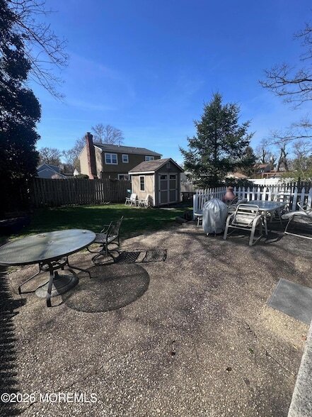 Building Photo - 402 Maple Dr