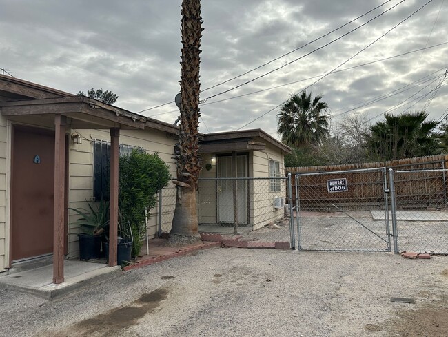 Building Photo - Studio