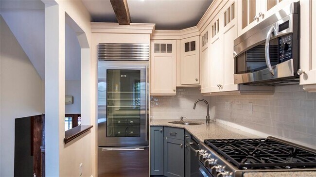 Building Photo - 113 Coggeshall Ave