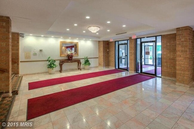 Lobby - 3101 S Manchester St