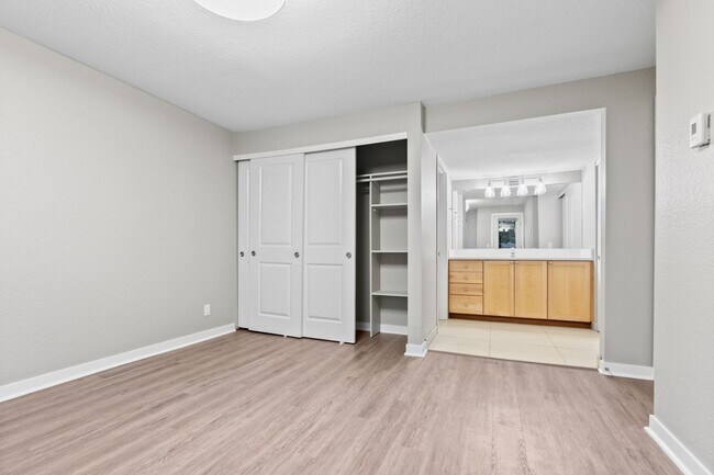 Building Photo - Bright Beacon Hill Condo in Secure Gated C...