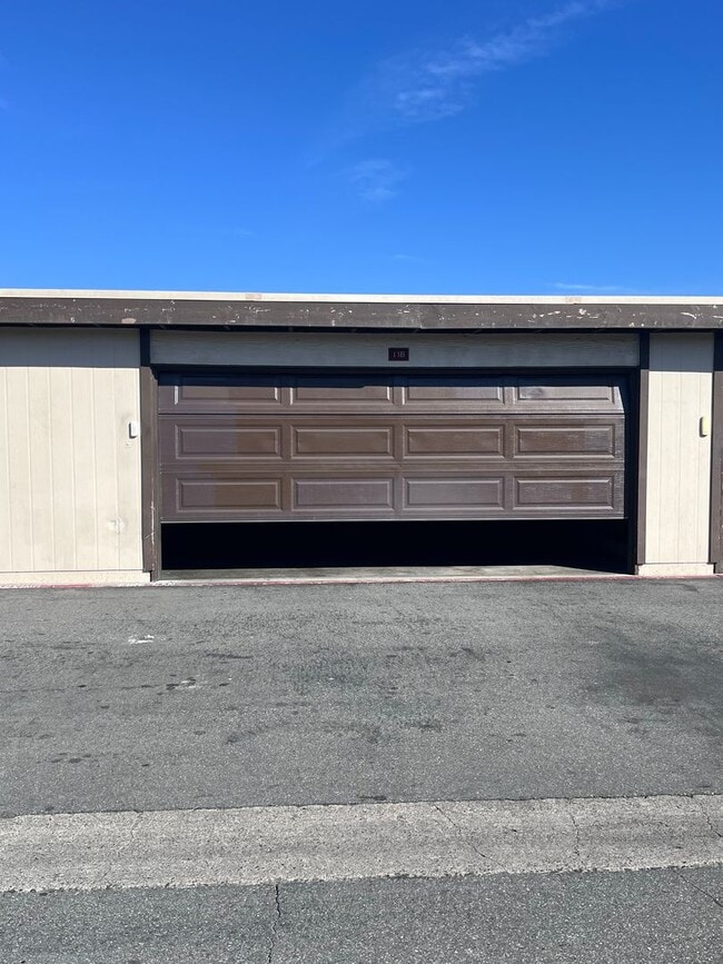 Building Photo - SINGLE STORY 3 BR/ 2 HOME WITH 2 CAR GARAGE