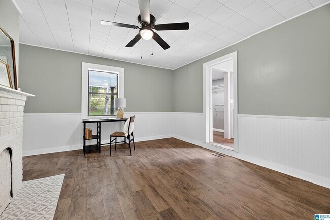 Building Photo - 3 bedroom & 3 bathroom located in Pleasant Valley - $400 off first months rent!