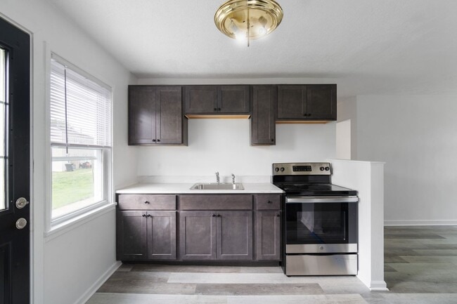 Building Photo - Now Pre-leasing: 4BR Townhouses in Scenic ...