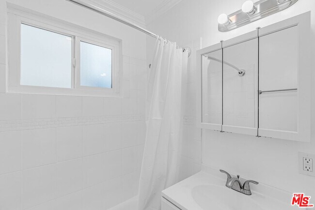 Building Photo - 4916 Hazeltine Ave