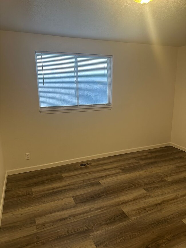 Building Photo - Fully Remodeled Home, Move In Ready! Pet c...