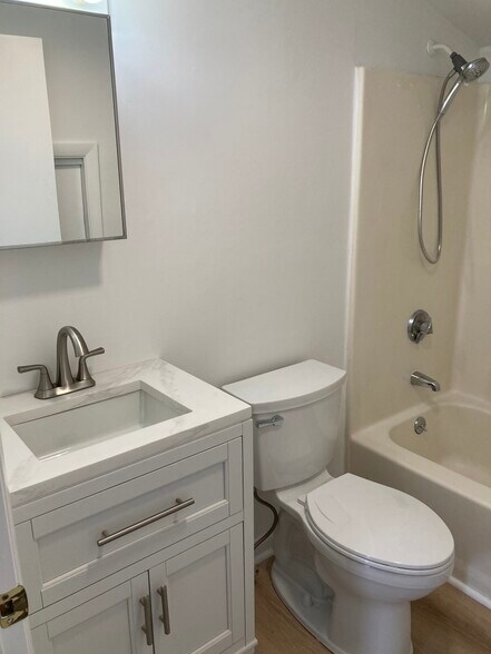 Building Photo - 8 Regency Dr