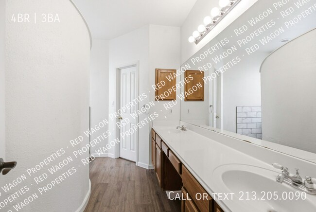 Building Photo - 2635 Lakehills St