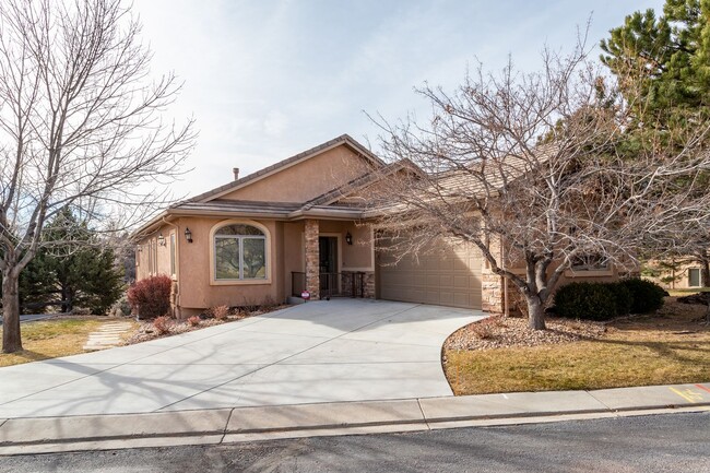 Building Photo - Stunning Rancher with Mountain Views