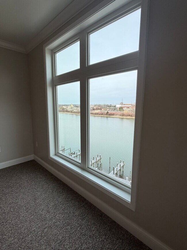 Building Photo - **Stunning Waterfront Condo in Downtown Knoxville**  2 Bedroom, 2 bath Fully renovated! Available...