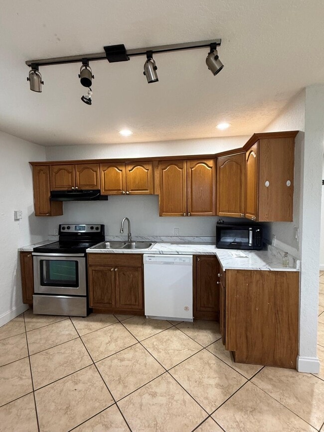 Building Photo - 741 Roseland Dr