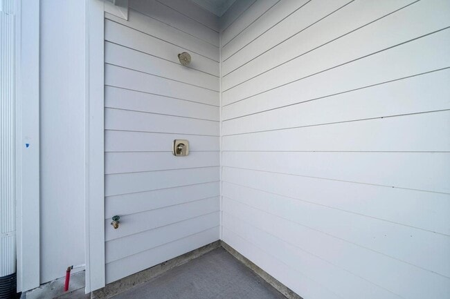 Building Photo - 100 Beach Dr