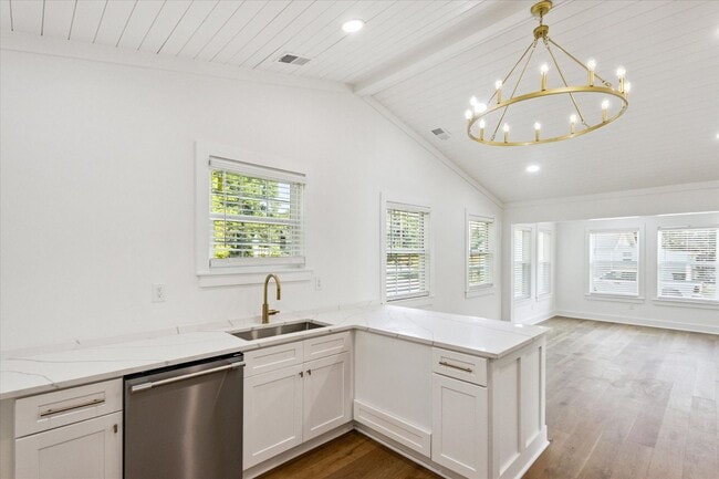 Building Photo - Newly Renovated Coastal Cottage for Lease!