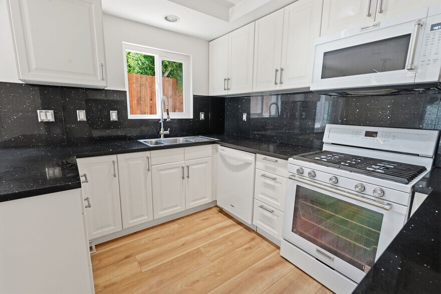Building Photo - 14332 Dickens St