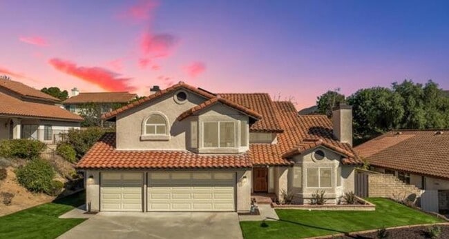Building Photo - MOVE-IN READY 4+3 w/upgrades, great floorp...