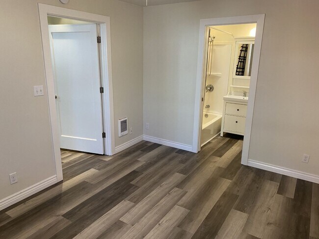 Building Photo - Adorable 2 bedroom 2 bath Apartment