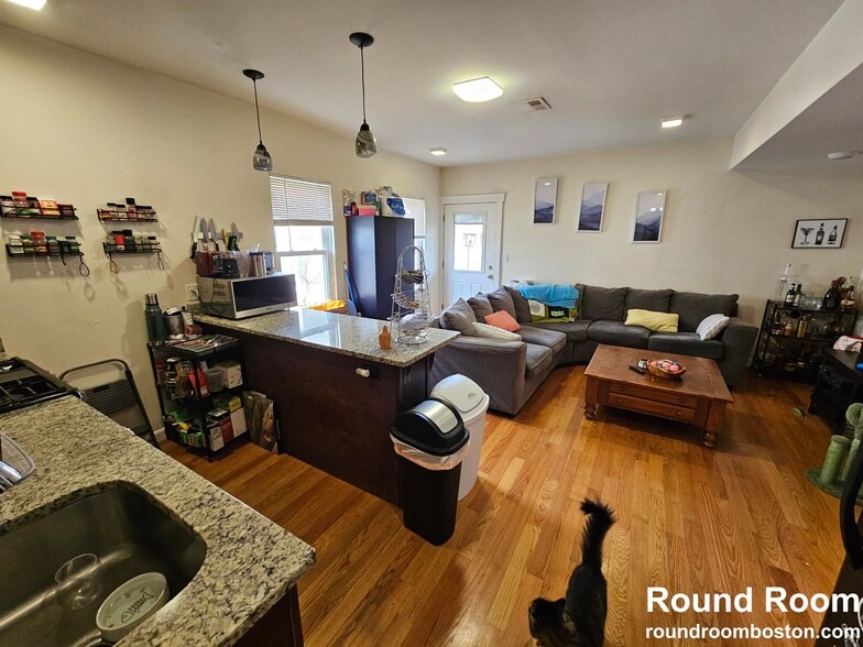 Building Photo - 23 Weitz St