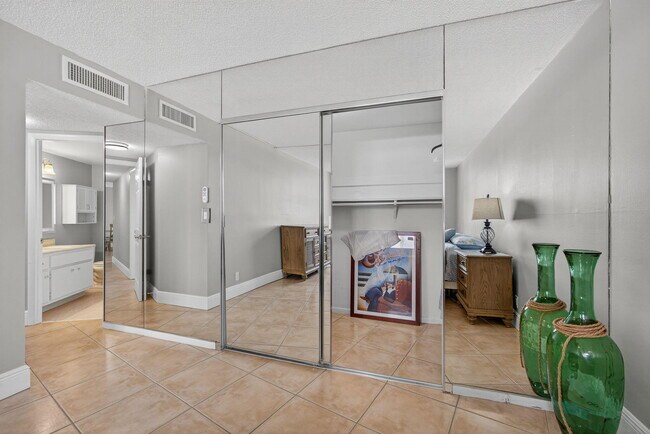 Building Photo - 2600 N Flagler Dr