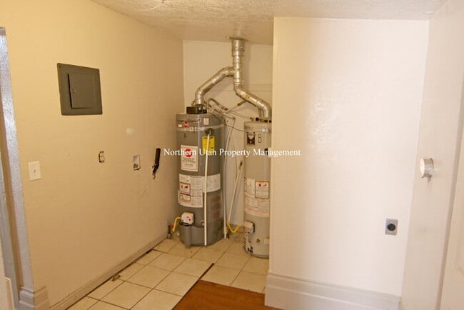 Building Photo - Updated 3 Bed 1 Bath with HVAC