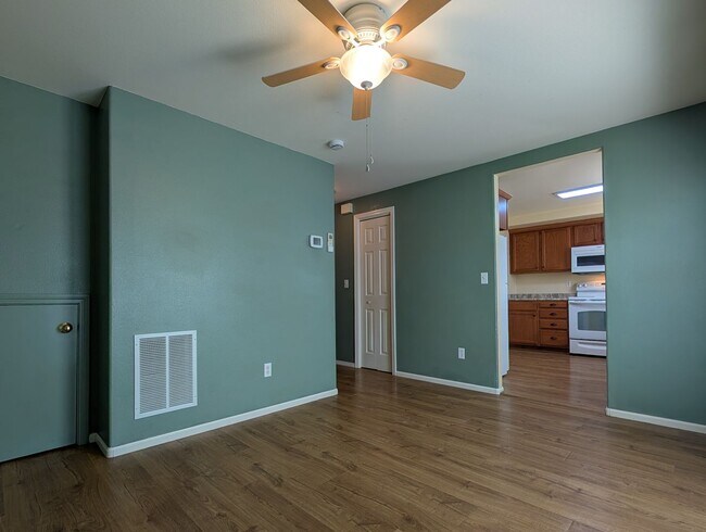 Building Photo - Spacious 3-Bedroom, 2.5-Bath Townhouse Near Churchill In Eugene!
