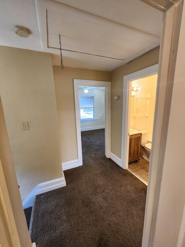 Building Photo - Charming 3-Bedroom Property In Prime location